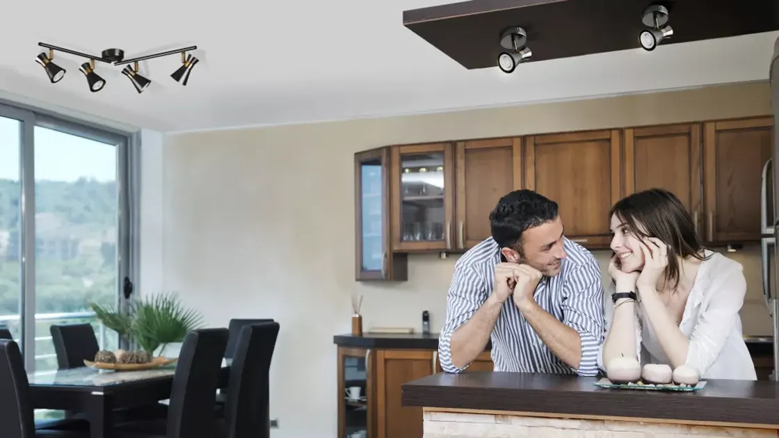 Kétfejes, irányítható spot a konyhapult zónájára célozva