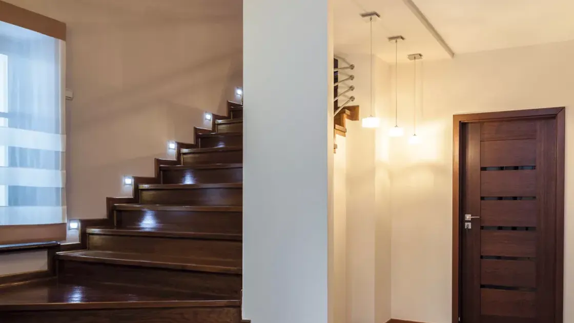 Minimal, keskeny fénynyílás – elegáns jelzőfény modern lépcsőhöz