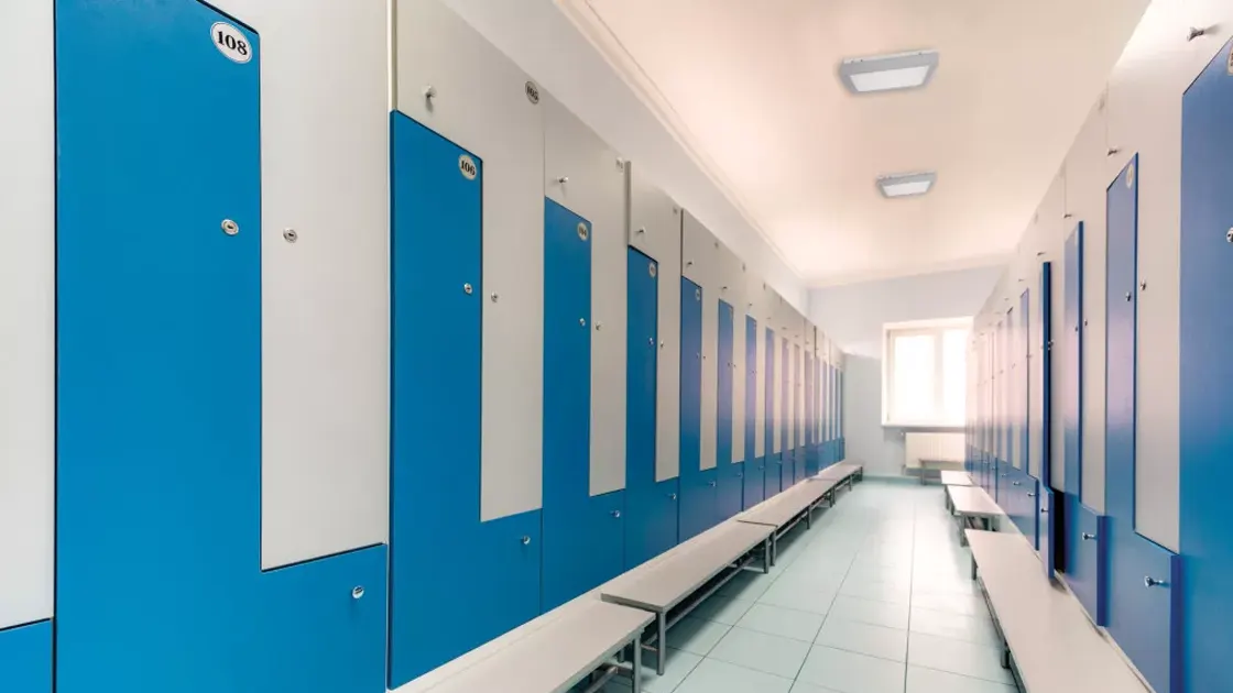 Falra szerelt, opál diffúzoros lámpatest káprázáscsökkentéssel