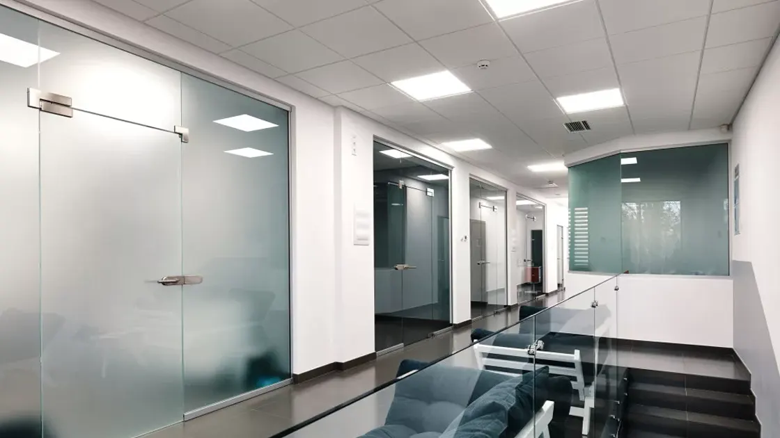 1200×300 mm hosszúkás LED panel folyosói elhelyezéssel