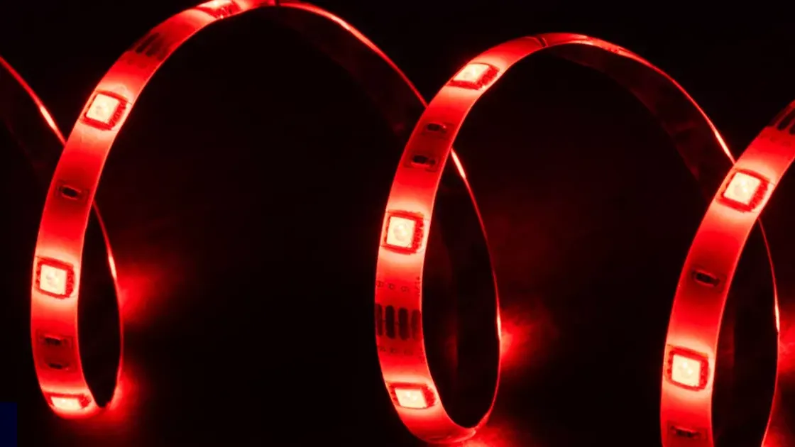 LED szalag beépítve keskeny alumínium profilba